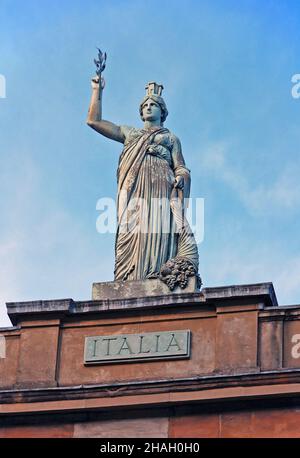 Statue de 'Italia' par Alexander Stoddart.Le centre italien, Ingram Street, Mechant City, Glasgow, Écosse,Royaume-Uni, Europe. Banque D'Images