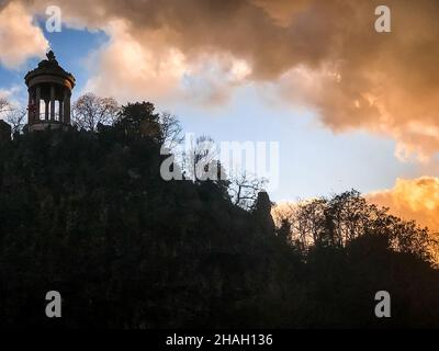 Parc des Buttes Chaumont au coucher du soleil, Paris, France Banque D'Images