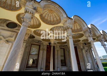 Vue détaillée du pavillon de bain du Palais Beylerbeyi, Istanbul, Turquie. Banque D'Images