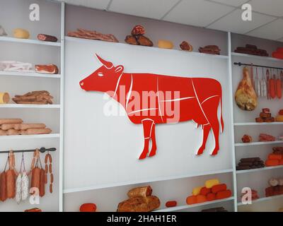 Dessin d'une vache sur le comptoir d'un magasin pour la publicité de la vente de viande, divisé par parties de corps pour inscriptions Banque D'Images