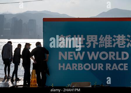 Hong Kong, Chine.12th décembre 2021.HONG KONG, CHINE - DÉCEMBRE 12 : les gens suivent la compétition de natation annuelle New World Harbour Race à Hong Kong le 12 décembre 2021.Après deux ans d'affilée annulés en raison de la pandémie de Covid-19, plus de 1 500 concurrents ont rejoint la course de natation Cross-Victoria Harbour.Crédit : SOPA Images Limited/Alamy Live News Banque D'Images