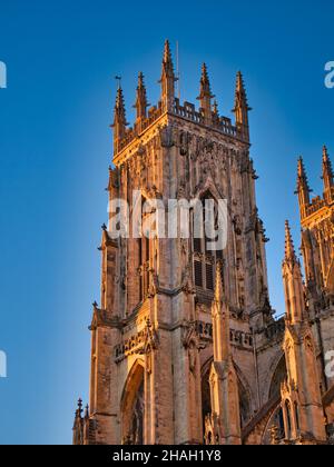 La tour sud à l'entrée de York Minster dans le nord de l'Angleterre, Royaume-Uni.Construit de calcaire magnésien, le minster a été achevé en 1472 et est Banque D'Images