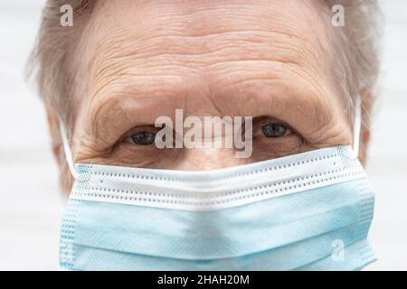 Femme âgée portant un masque facial pendant le virus corona et l'éclosion de grippe. Protection contre les maladies et les maladies. Masques chirurgicaux pour la prévention du coronavirus. Malade e Banque D'Images