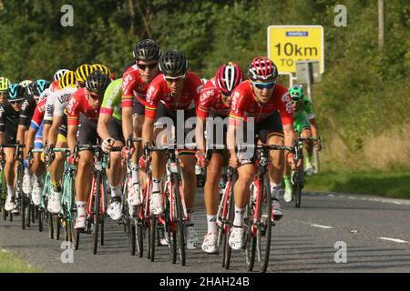 Jusqu'à ce que vous soyez témoin d'une course professionnelle sur route, vous ne pouvez pas apprécier la vitesse des vélos avec ce qui semble effort minimal.(Ce n'est pas minimal) Banque D'Images