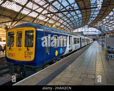 Un train de banlieue Northern Rail qui attend une plate-forme 3 déserte à la gare de Lime Street à Liverpool, au Royaume-Uni Banque D'Images