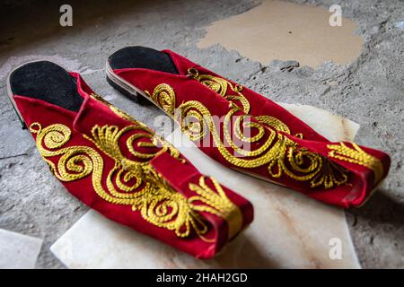 Chaussures artisanales de style arabe colorées avec de beaux ornements décoratifs, à vendre dans le bazar traditionnel de rue ou Suk Banque D'Images