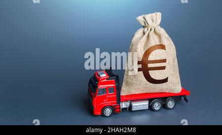 Camion avec un sac d'argent en euros.Prêt ou dépôt.Aide financière, investissements et subventions.Compensation.Super revenu élevé.Charge de la dette.Encaissement.M Banque D'Images