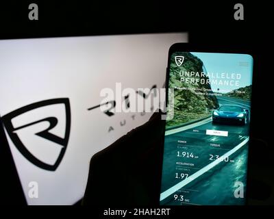 Personne tenant un téléphone portable avec le site web du constructeur automobile croate Rimac Automobili sur l'écran devant le logo.Concentrez-vous sur le centre de l'écran du téléphone. Banque D'Images