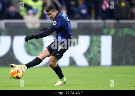 Milan, Italie.12th décembre 2021.Alexis Sanchez du FC Internazionale contrôle le ballon pendant la série Un match entre le FC Internazionale et Cagliari Calcio au Stadio Giuseppe Meazza le 12 décembre 2021 à Milan, Italie.Credit: Marco Canoniero / Alamy Live News Banque D'Images