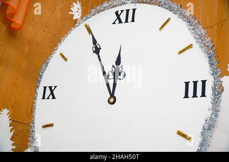 Horloge de Noël faite maison en papier ou en carton.Il est de cinq minutes à douze sur la montre Banque D'Images