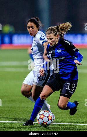 Koege, Danemark.09th, décembre 2021.Signe Markvardsen (19) de HB Koege et Gia Corley (10) de Hoffenheim, vu dans le match de la Ligue des champions des femmes de l'UEFA entre HB Koege et Hoffenheim au Capelli Sport Stadion de Koege.(Crédit photo: Gonzales photo - Robert Hendel). Banque D'Images