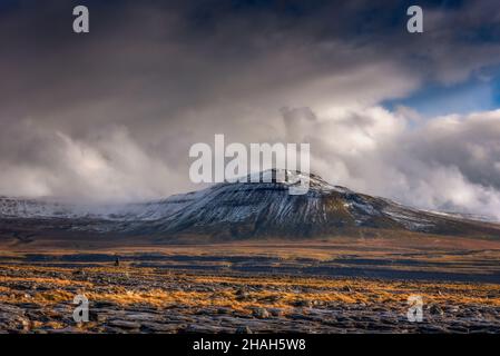 Ingleborough vu du nord, les Yorkshire Dales Banque D'Images