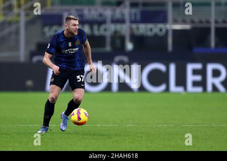 Milan, Italie.12th décembre 2021.Milan Skriniar du FC Internazionale en action pendant la série Un match entre le FC Internazionale et Cagliari Calcio au Stadio Giuseppe Meazza le 12 décembre 2021 à Milan, Italie.Credit: Marco Canoniero / Alamy Live News Banque D'Images