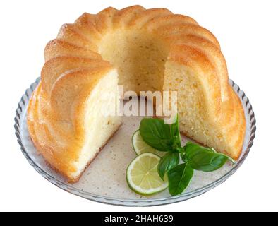 Anneau de rhum baba à la chaux et au basilic isolés sur fond blanc.Section transversale du gâteau Banque D'Images