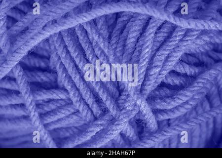 Texture de fils de laine doux bleus pour le tricot de gros plan.Couleur tendance de l'année 2022 Banque D'Images