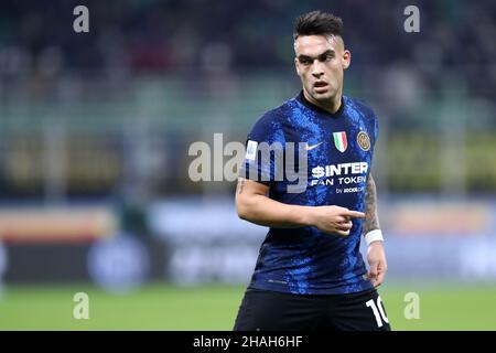 Milan, Italie.12th décembre 2021.Lautaro Martinez du FC Internazionale regarde pendant la série Un match entre le FC Internazionale et Cagliari Calcio au Stadio Giuseppe Meazza le 12 décembre 2021 à Milan, Italie.Credit: Marco Canoniero / Alamy Live News Banque D'Images