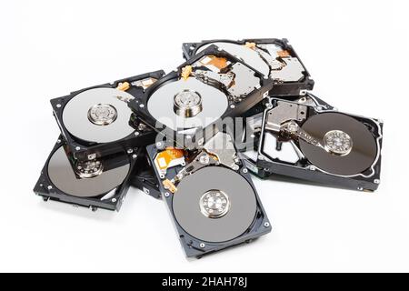 Pile de disques durs avec couvercles ouverts sur fond blanc Banque D'Images