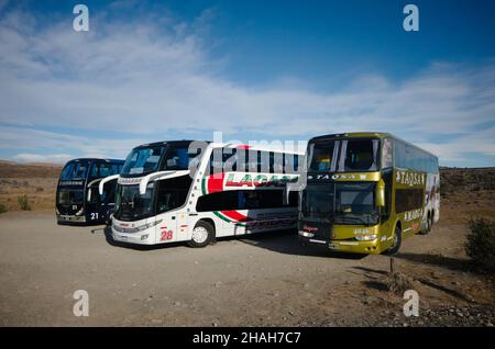 Santa Cruz, Argentine - Mars, 2020: Les bus de différentes compagnies d'autobus s'arrêtent sur la route entre El Calafate et El Chalten.Transport de passagers par autobus Banque D'Images