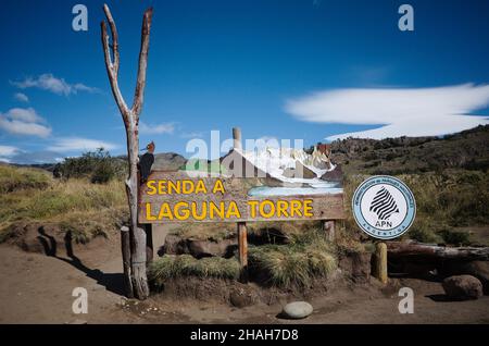 Panneau avec inscription Senda a Laguna Torre signifie chemin vers le lac Torre.Début du sentier de randonnée jusqu'au lac Laguna Torre à Los Glaciares National Banque D'Images