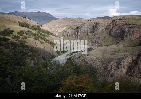 Vue sur la rivière Fitz Roy depuis le sentier de randonnée allant du lac Laguna Torre à El Chalten.Vue sur la rivière dans le canyon sur la route touristique dans le parc national de Los Glaciares Banque D'Images