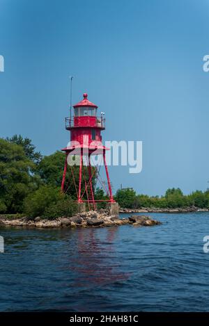 Petite lumière rouge à Alpena Michigan aidant les navires à naviguer dans la voie navigable Banque D'Images