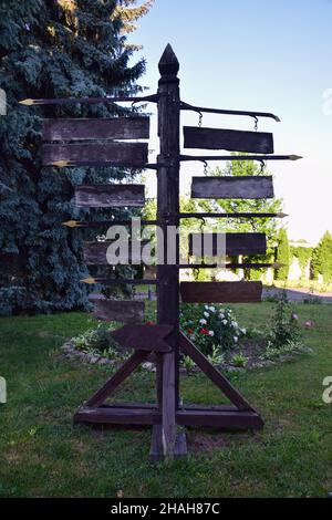 Grand panneau décoratif de trois planches horizontales avec espace vierge pour les inscriptions sur chacun d'eux sur un fond d'herbe verte Banque D'Images