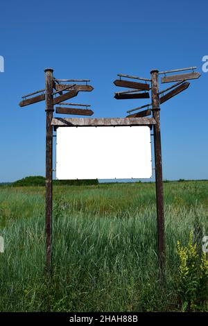 Grand panneau décoratif de trois planches horizontales avec espace vierge pour les inscriptions sur chacun d'eux sur un fond d'herbe verte Banque D'Images