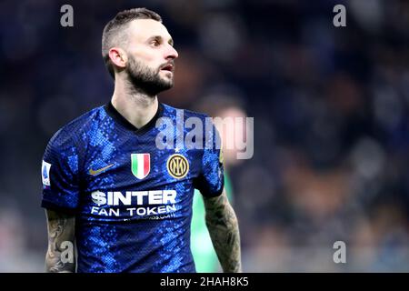 Milan, Italie.12th décembre 2021.Marcelo Brozovic, du FC Internazionale, regarde pendant la série Un match entre le FC Internazionale et Cagliari Calcio au Stadio Giuseppe Meazza le 12 décembre 2021 à Milan, Italie.Credit: Marco Canoniero / Alamy Live News Banque D'Images