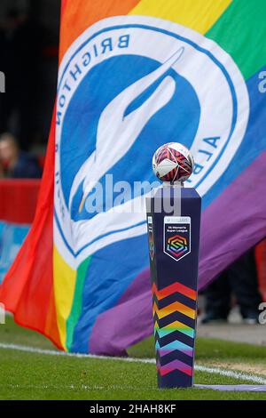 CRAWLEY, Royaume-Uni, DÉCEMBRE 12: Le ballon de match est sur un plinthe affichant les couleurs de la fierté en soutien à la campagne de Stonewall UK, Rainbow Laces Banque D'Images