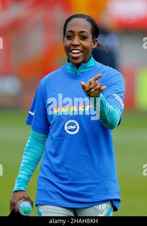 CRAWLEY, Royaume-Uni, DÉCEMBRE 12 : Danielle carter, de Brighton & Hove Women s'échauffe des couleurs sportives pour soutenir le Stonewall UK, Rainbow Lac Banque D'Images