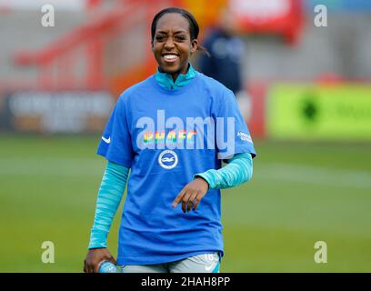 CRAWLEY, Royaume-Uni, DÉCEMBRE 12 : Danielle carter, de Brighton & Hove Women s'échauffe des couleurs sportives pour soutenir le Stonewall UK, Rainbow Lac Banque D'Images