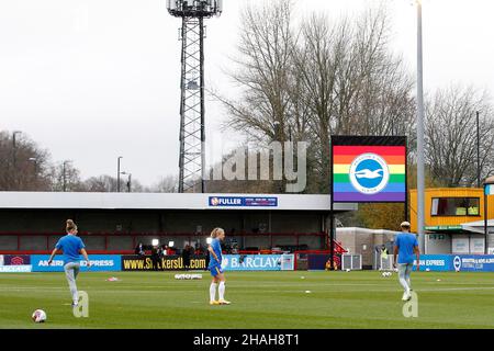 CRAWLEY, Royaume-Uni, DÉCEMBRE 12 : le drapeau de la fierté est exposé pour soutenir la campagne de Stonewall UK, Rainbow Lenes pendant Barclays FA Woman Sup Banque D'Images