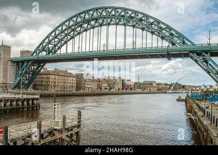 Vue à travers le pont Tyne reliant Newcastle upon Tyne et Gateshead, Angleterre, Royaume-Uni Banque D'Images