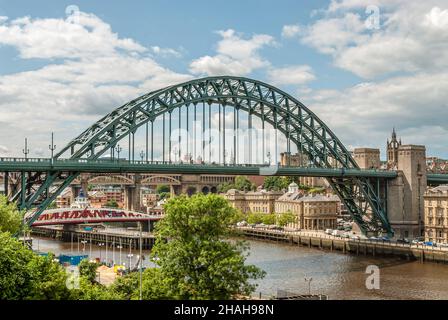 Vue sur le pont Tyne reliant Newcastle upon Tyne et Gateshead, Angleterre, Royaume-Uni Banque D'Images