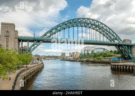 Vue à travers le pont Tyne reliant Newcastle upon Tyne et Gateshead, Angleterre, Royaume-Uni Banque D'Images