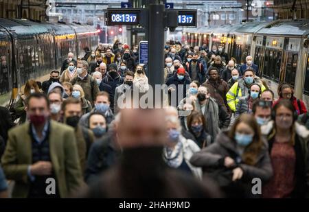 Londres, Royaume-Uni.13th décembre 2021.Les voyageurs débarquent à la gare de Kings Cross à l'heure de pointe.Le Premier Ministre britannique Boris Johnson a annoncé le déclenchement du 'Plan B' dans une tentative de lutte contre la propagation de la variante Omicron COVID-19.Crédit photo: Ben Cawthra/Sipa USA **NO UK SALES** crédit: SIPA USA/Alay Live News Banque D'Images