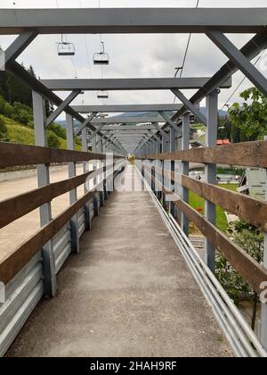 Passage de la voûte plantaire s'étendant à la distance des planches parallèles et des montants en fer dans l'air libre dans un endroit de station Banque D'Images