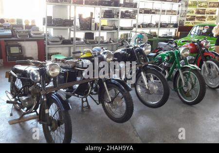 Une rangée de vieilles motos vintage assorties se trouve dans un magasin après restauration Banque D'Images