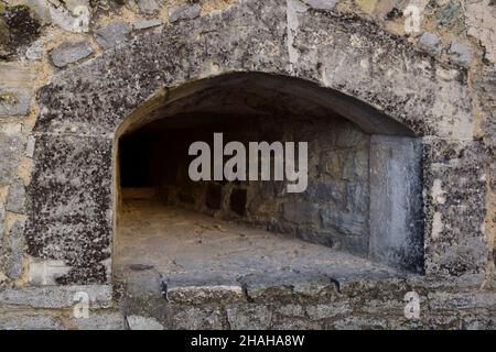 Un embrasure pour la prise de vue dans l'épais mur d'une ancienne forteresse ou d'un château.Recouvert de pierre rugueuse Banque D'Images