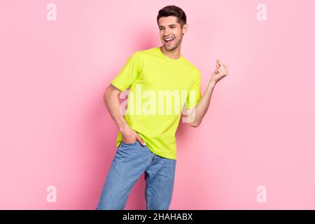Photo portrait brunet homme portant un t-shirt brillant parlant souriant expliquant isolé couleur rose pastel arrière-plan Banque D'Images