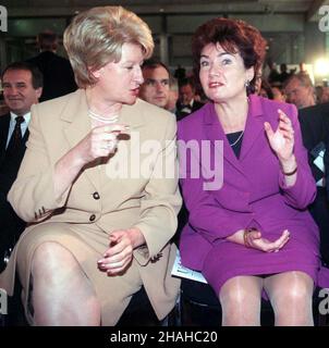 Varsovie, 06.10.2000.Wizyta première Wielkiej Brytanii Tony'ego Blaira W Polsce.N/z by³a premier ministre Hanna Suchocka (L) je prèze NPB Hanna Gronkiewicz-Waltz (P) W trakcie przemówienia Tony'ego Blaira W Centrum Gie³dowym W Warszawie.(kru) PAP/Tomasz GzellVarsovie, 06.10.2000.Le Premier ministre du Royaume-Uni de Grande-Bretagne et d'Irlande du Nord, Tony Blair, poursuit sa visite de deux jours en Pologne.Photo : l'ex-PM Hanna Suchocka (L) et le président de la Banque nationale de Pologne Hanna Gronkiewicz-Waltz (R) lors du discours du Premier ministre Tony Blair au Centre de la Bourse de Varsovie.(kru) PAP Banque D'Images