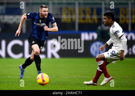 Milan, Italie.12 décembre 2021.Milan Skriniar du FC Internazionale est défié par Keita de Cagliari Calcio lors de la série Un match de football entre le FC Internazionale et Cagliari Calcio.Credit: Nicolò Campo/Alay Live News Banque D'Images