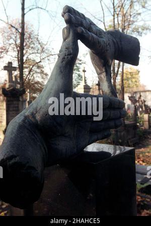 Varsovie, 30.10.2000.Fragment rzeŸby na nagrobku Krzysztofa Kieœlowskiego, na cmentarzu Pow¹zkowskim.(m.) PAP/Radek PietruszkaVarsovie, 30.10.2000.Monumnet sur la tombe du réalisateur polonais Krzysztof Kieslowski au cimetière de Powazki.(m.) PAP/Radek Pietruszka Banque D'Images