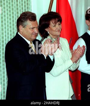 Varsovie, 07.06.2001.Z okazji Dnia Dziecka, prezydent Aleksander Kwaœniewski (L) wraz z ma³¿onk¹ Jolant¹ Kwaœniewsk¹ (P) goœcili W Pa³acu Prezydenckim m³odzie¿ ze szkolnych klubów europejskich z ca³ej Polski.(m.) PAP/Radek PietruszkaVarsovie, 07.06.2001.Le Président polonais Aleksander Kwasniewski (L) et sa femme Jolanta Kwasniewska (R) ont rencontré des jeunes des clubs européens des écoles, à l'occasion de la Journée internationale des enfants.(m.) PAP/Radek Pietruszka Banque D'Images