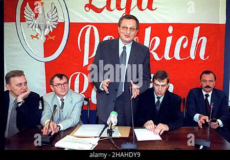 Varsovie, 23.06.2001.Potkanie przedstawicieli œrodowisk i ugrupowañ narodowo-katolickich, m.in.Porozumienia Polskiego, Stronnictwa Narodowego, ruchu Katolicko-Narodowego, 23 bm W Warszawie.Podczas spotkania poformowano m.in. o tym, ¿e przedstawiciele tych ugrupowañ, wystartuj¹ W wyborach z list nowej partii - Ligi Polskich Rodzin, która zosta³a zarejestrowana jpartia polityczna 30 ako a.N/z: szef ursuskiej Solidarnoœci Zygmunt Wrzodak (C), Roman Giertych (2P) i Jan £opuszañski (P).(kru) PAP/Przemek WierzchowskiVarsovie, 23.06.2001.Une réunion de représentants de la politique par Banque D'Images