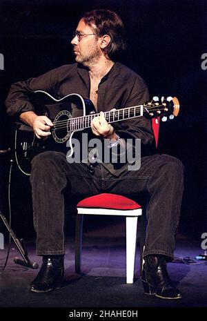 Varsovie, 25.06.2001.Amerykañski gitarzysta jazzowy Al di Meola wyst¹pi³ podczas 10. Festivalu Varsovie Summer Jazz Days.(kru) PAP/Jacek TurczykVarsovie, 25.06.2001.Le guitariste américain Al di Meola se produit pendant les Journées du Jazz d'été de Varsovie.(kru) PAP/Jacek Turczyk Banque D'Images