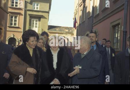 Varsovie 11.03.2002.Wizyta prezydenta Federacji Rosyjskiej W³adimira Putina W RP.Ma³¿onka prezydenta Ludmi³a Putina (nouvelle-zélande.C) zwiedza Stare Miasto W towarzystwie Pierwszej Damy RP Jolanty Kwaœniewskiej (nouvelle-zélande.L). uu PAP/Grzegorz RogiñskiVarsovie 11 mars 2002.Le Président de la Fédération de Russie, Vladimir Poutine, se rend en Pologne.L'épouse du président russe Ludmila Poutine (photo C) visite la vieille ville en compagnie de la première dame de Pologne Jolanta Kwasniewska (photo L). uu PAP/Grzegorz Roginski Banque D'Images