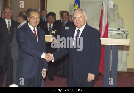 Varsovie 21.03.2002.Wizyta premiera Malezji Mahathera bin Mohamada (nz.L) W Polsce.Spotkanie premiera Malezji z premierem RP Leszkiem Millerem (nouvelle-zélande.P).W g³êbi z lewej ministre obrony Malezji Najib Tun Razak. uu PAP/Grzegorz RogiñskiVarsovie 21 mars 2002.Le Premier ministre de Malaisie, Mahathir bin Mohamad (en photo L), se rend en Pologne.Le Premier ministre de Malaisie rencontre le Premier ministre de Pologne, Leszek Miller (en photo, R).En arrière-plan le ministre de la Défense de la Malaisie, Najib Tun Razak. uu PAP/Grzegorz Roginski Banque D'Images