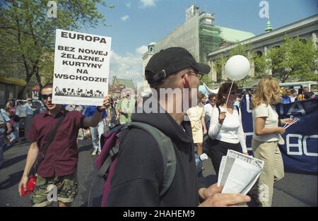 Varsovie 11.05.2002.IX Polskie Spotkania Europejskie.Parada Schumana, której trasa przebiega przez czêœæ Traktu Królewskiego - od Zamku Królewskiego do ronda de Gaulle'a. uu PAP/Grzegorz RogiñskiVarsovie 11 mai 2002.Les réunions européennes de 9th en Pologne.Le Schuman Parade sur la route royale de Varsovie - du château royal au rond-point de Gaulle. uu PAP/Grzegorz Roginski Banque D'Images