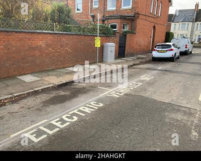 Points de recharge pour véhicule électrique dans la rue Northampton, Royaume-Uni Banque D'Images